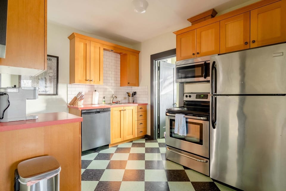 Cozy Portland Classic- Walk to Local Coffee & Food Apartment in Portland