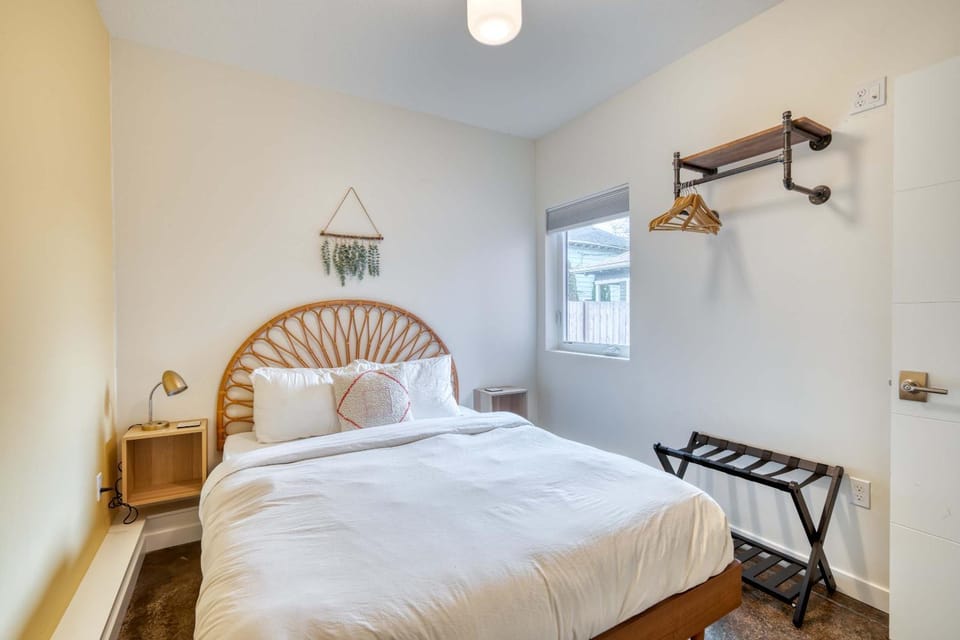 Modern Flat Perfect Location 2BR - Sleeps 4 House in Portland