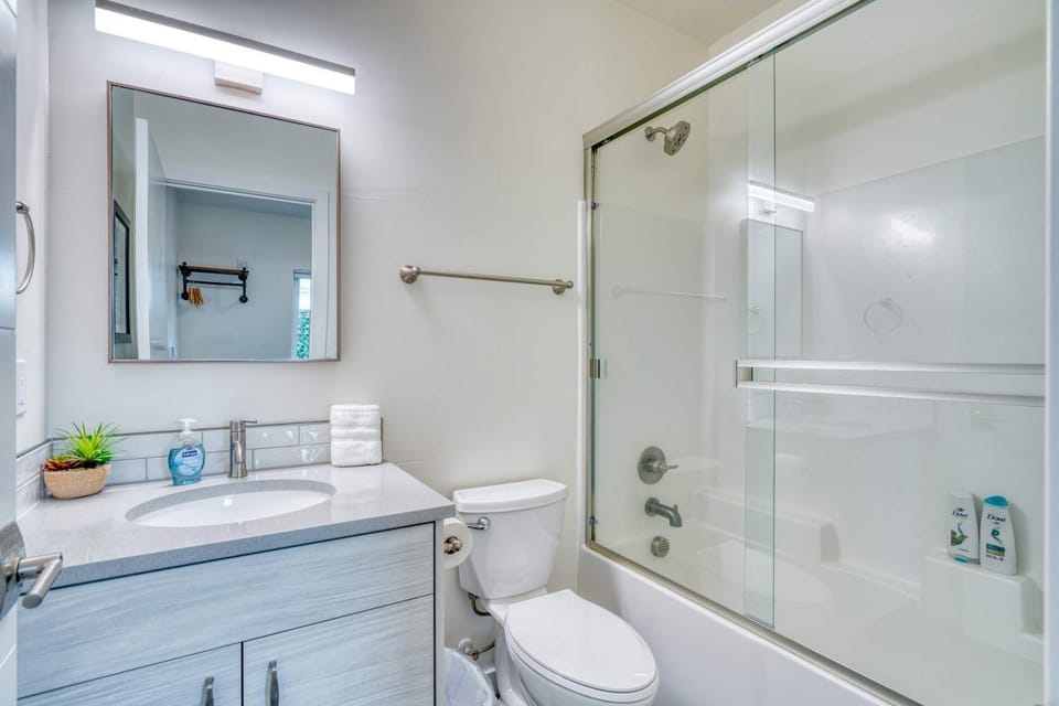 Modern Flat Perfect Location 2BR - Sleeps 4 House in Portland