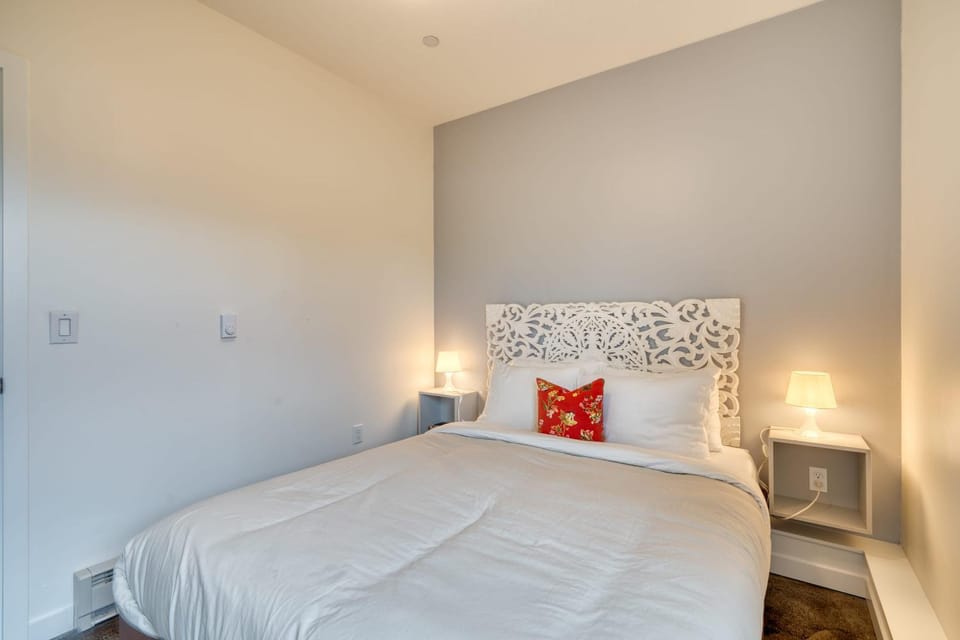 Modern Flat Perfect Location 2BR - Sleeps 4 House in Portland