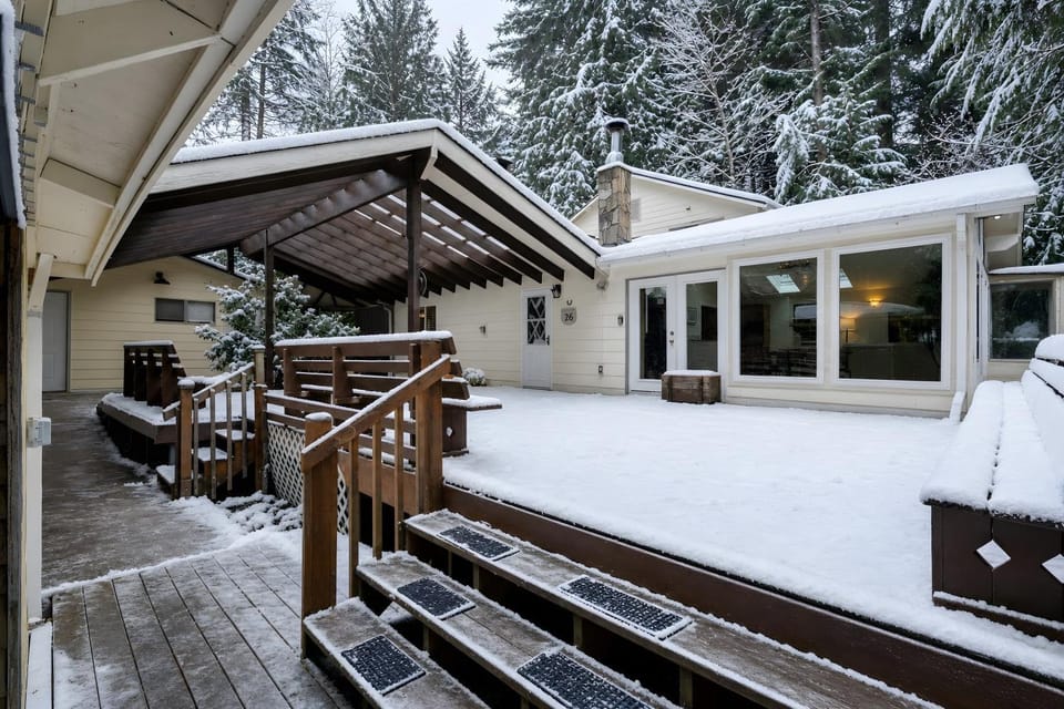 Spacious River Cabin - Hot Tub - Sleeps 8 Cabin in Welches