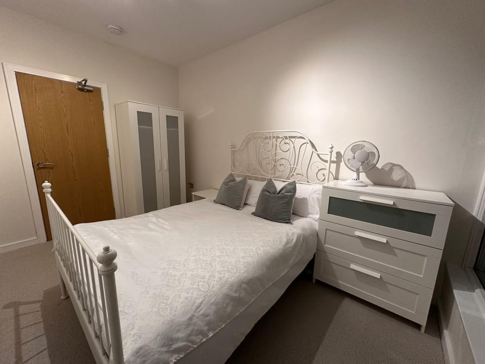 Spacious 3 Bed Apartment in Central Romford just 5 mins to Elizabeth Line for Families Friends and Contractors Apartment in Romford