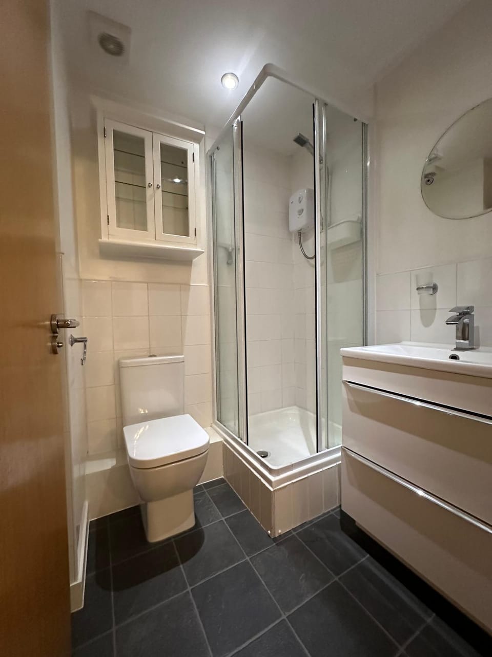 Spacious 3 Bed Apartment in Central Romford just 5 mins to Elizabeth Line for Families Friends and Contractors Apartment in Romford