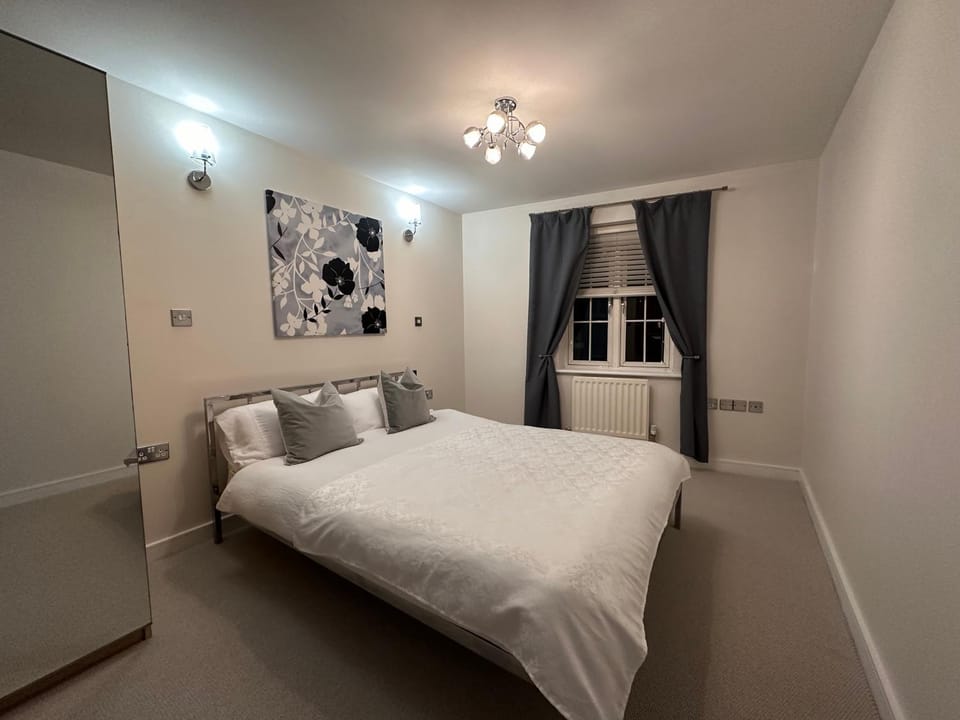 Spacious 3 Bed Apartment in Central Romford just 5 mins to Elizabeth Line for Families Friends and Contractors Apartment in Romford
