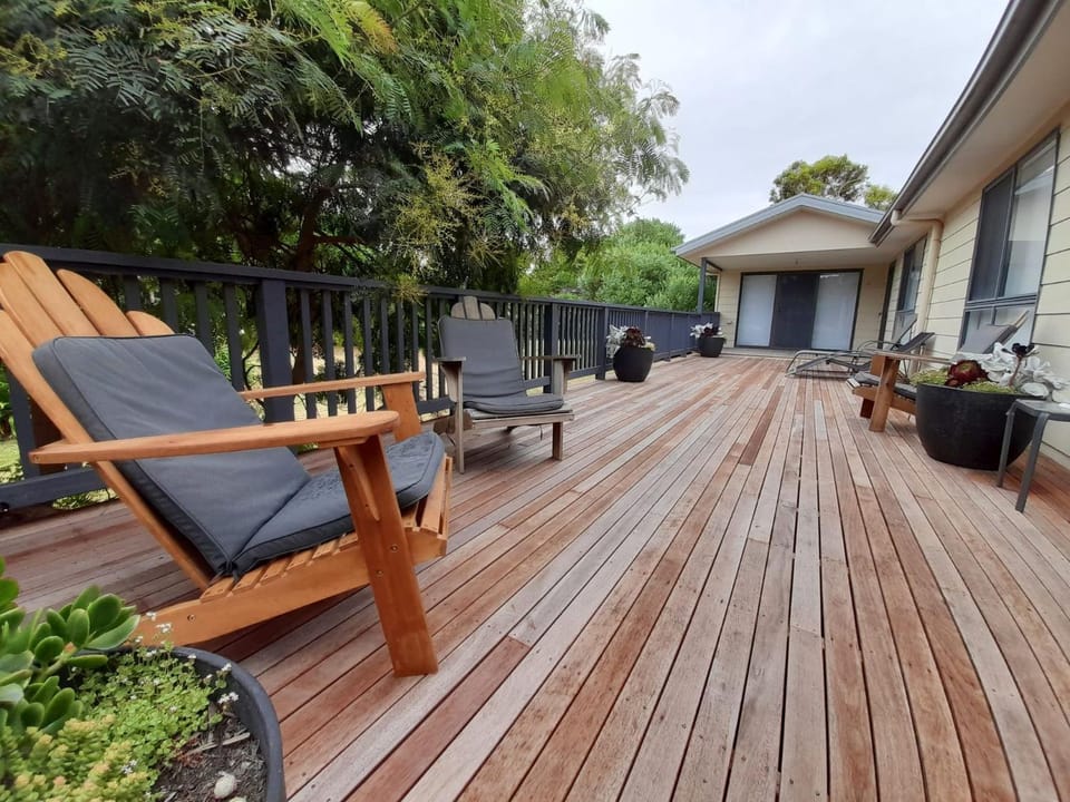 Property building, Spring, Day, Garden, View (from property/room), Balcony/Terrace, Seating area, Garden view