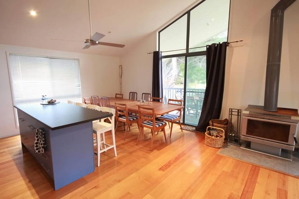 Kitchen or kitchenette, Dining area, fireplace