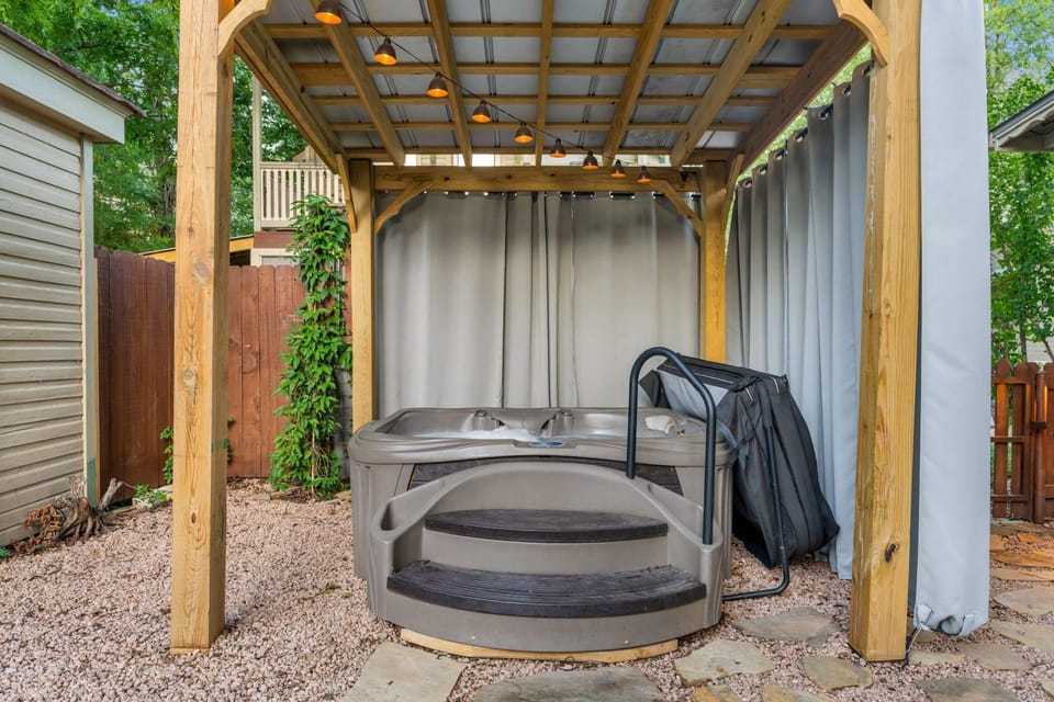 Peach Haus - Hot Tub & Fire Pit House in Fredericksburg