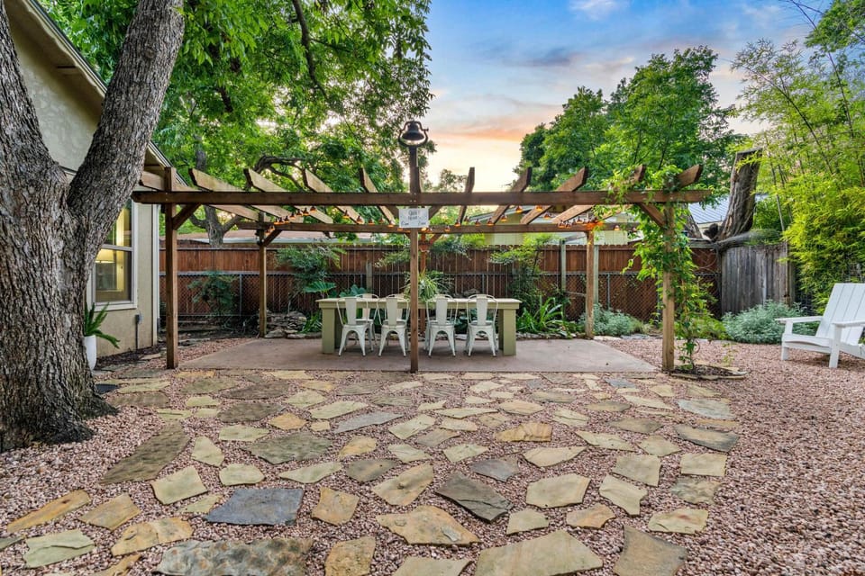 Peach Haus - Hot Tub & Fire Pit House in Fredericksburg