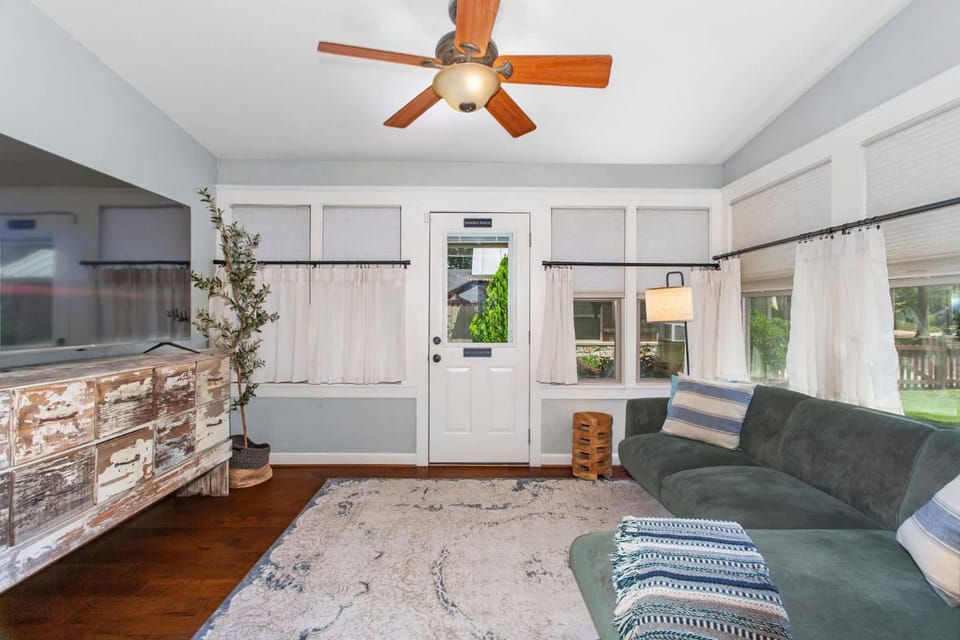 Peach Haus - Hot Tub & Fire Pit House in Fredericksburg