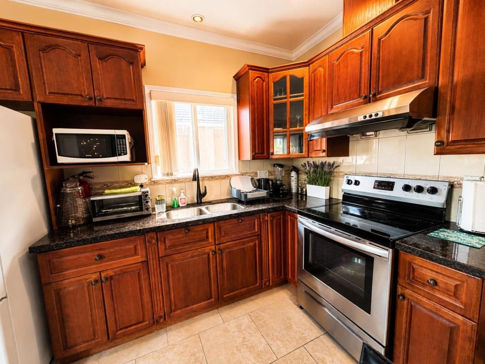 Coffee/tea facilities, oven, stove, toaster