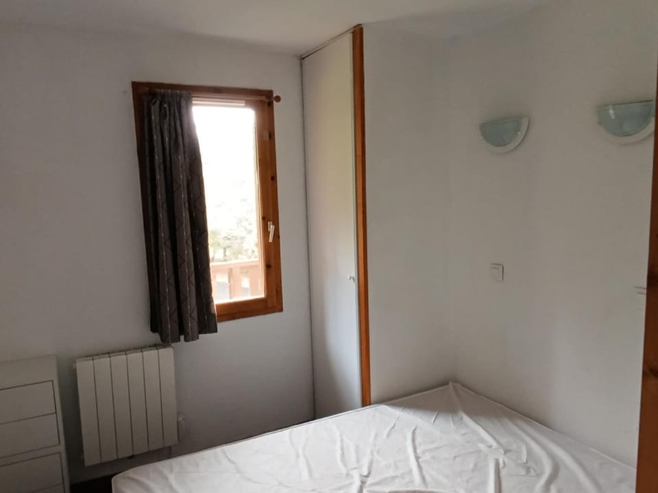 Appartement spacieux à Super Besse avec piscine et parking - FR-1-814-146 Apartment in Besse-et-Saint-Anastaise