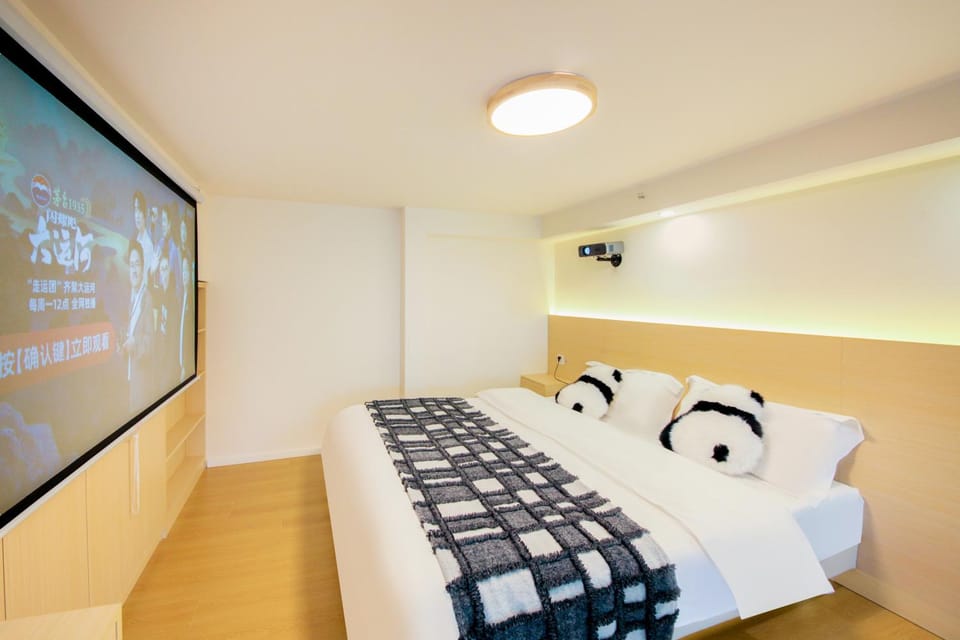 Bed, TV and multimedia, Photo of the whole room, Bedroom