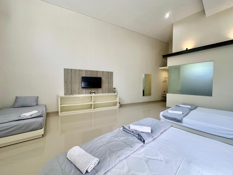 Bed, TV and multimedia, Photo of the whole room, Evening entertainment, Bedroom, towels