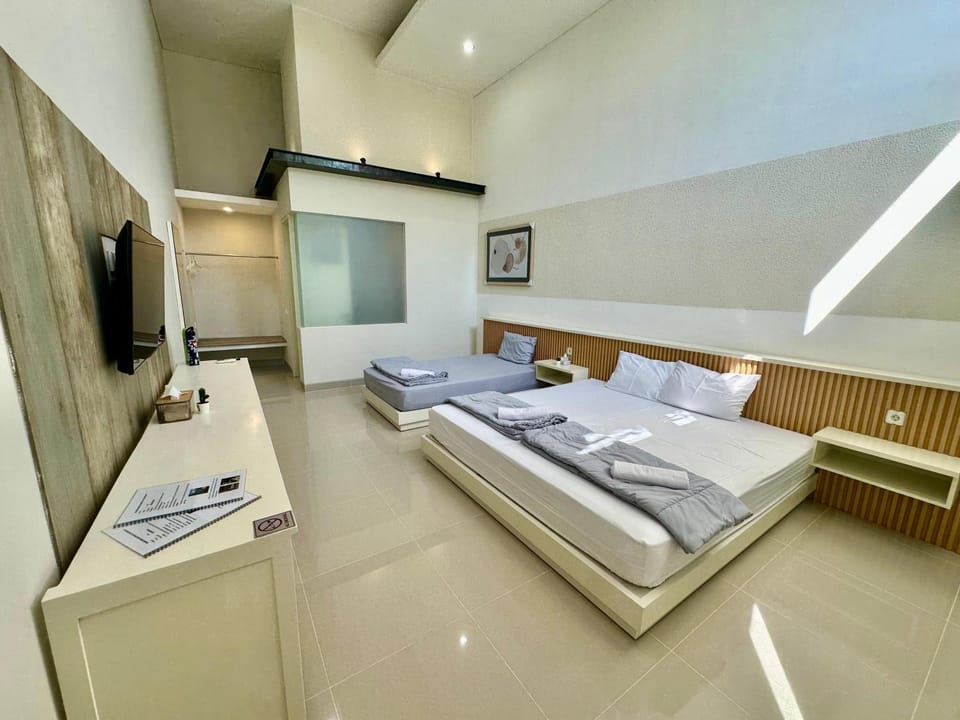 Bed, TV and multimedia, Photo of the whole room, Bedroom, towels