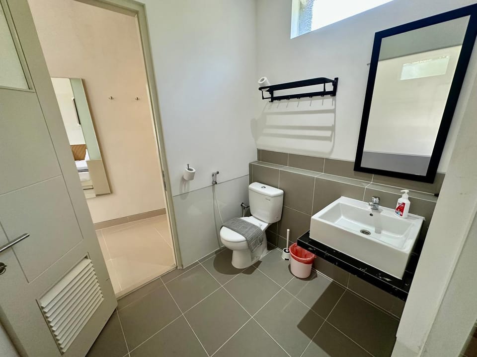 Shower, Toilet, Bathroom, bidet, towels
