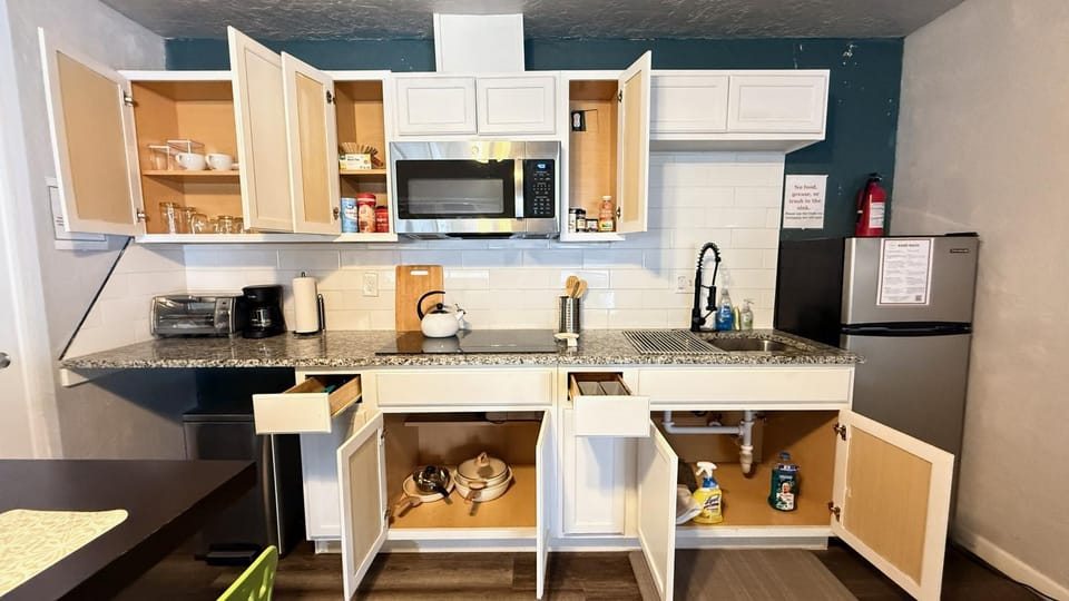 Coffee/tea facilities, microwave, oven
