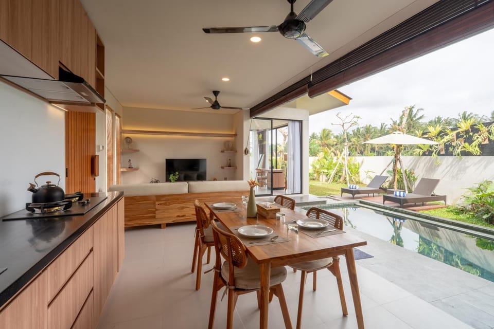 Property building, Communal lounge/ TV room, Kitchen or kitchenette, Pool view, Pool view, Swimming pool, Swimming pool, sunbed