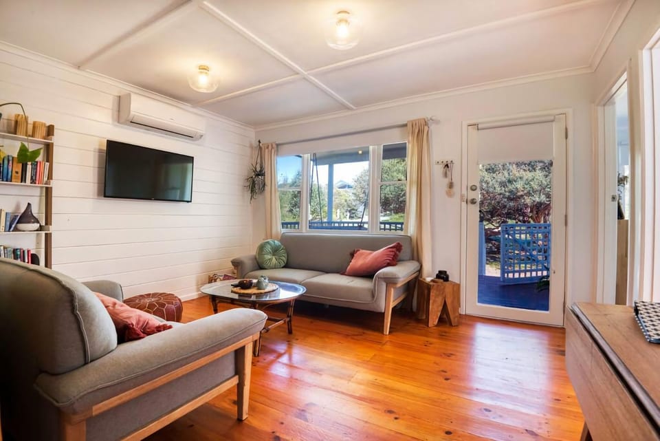 TV and multimedia, Living room, Seating area, Evening entertainment, air conditioner