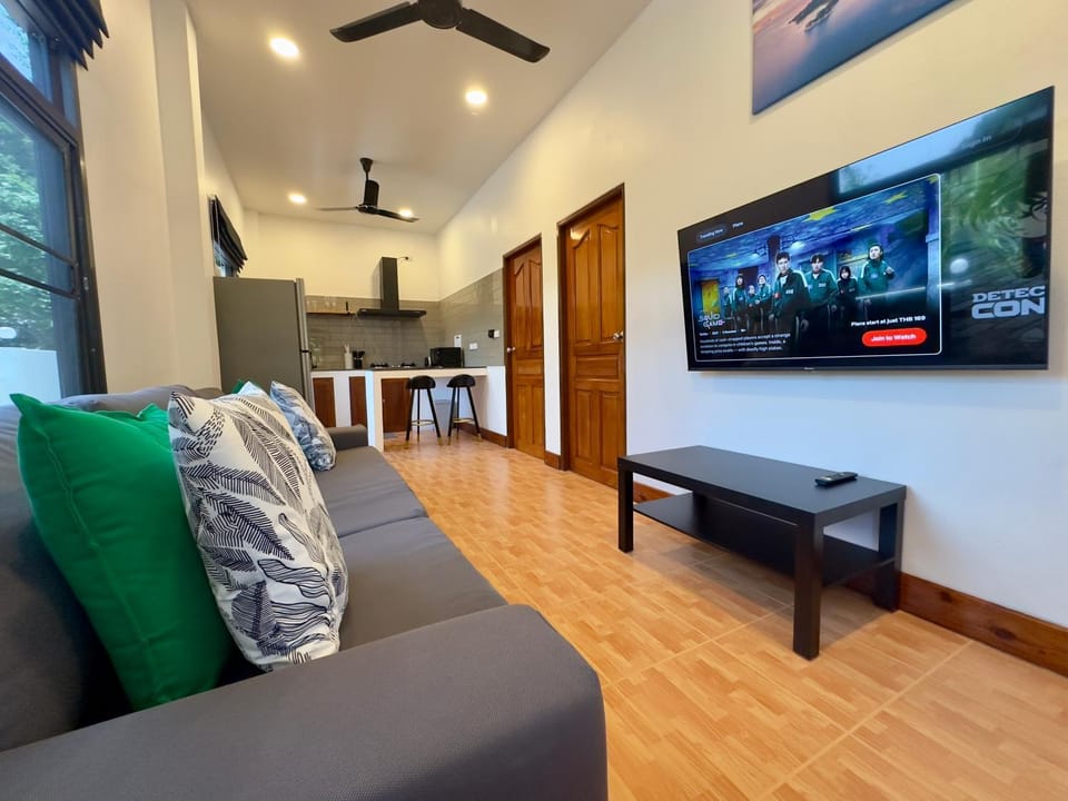 TV and multimedia, Kitchen or kitchenette, Living room, Seating area