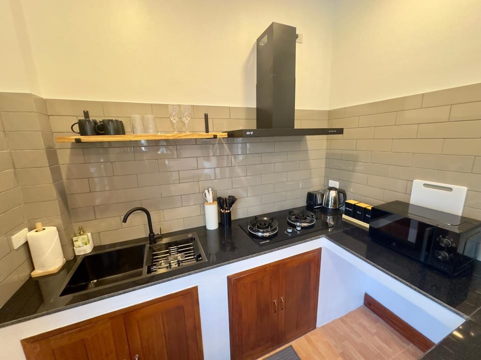 Coffee/tea facilities, Kitchen or kitchenette, stove, toaster