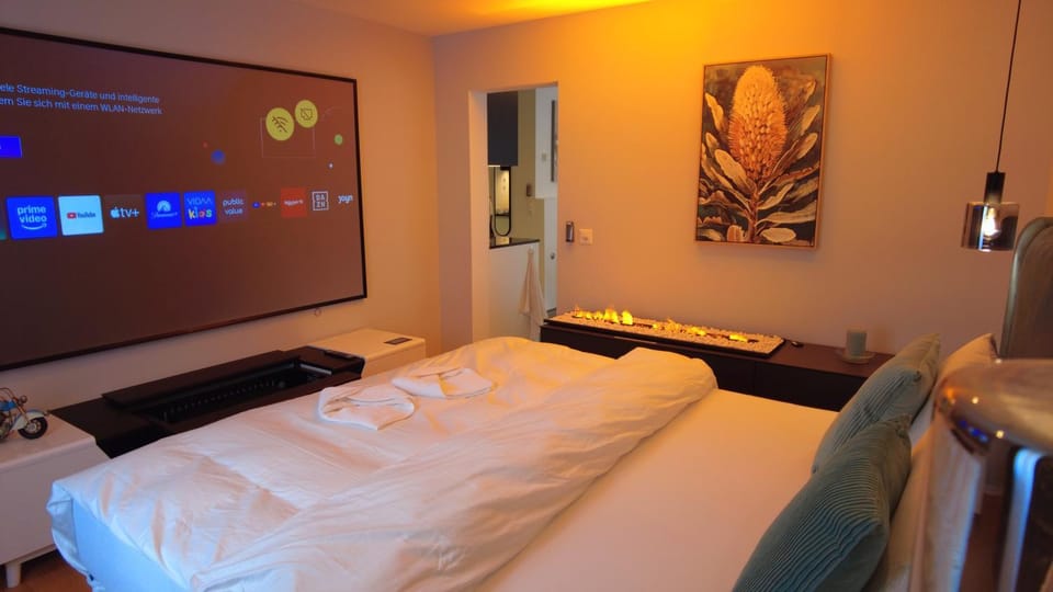 Bed, TV and multimedia, Bedroom, cot, towels