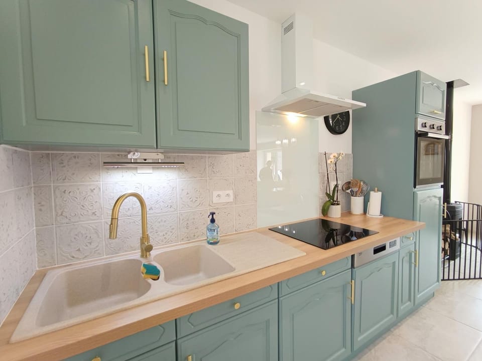 Kitchen or kitchenette