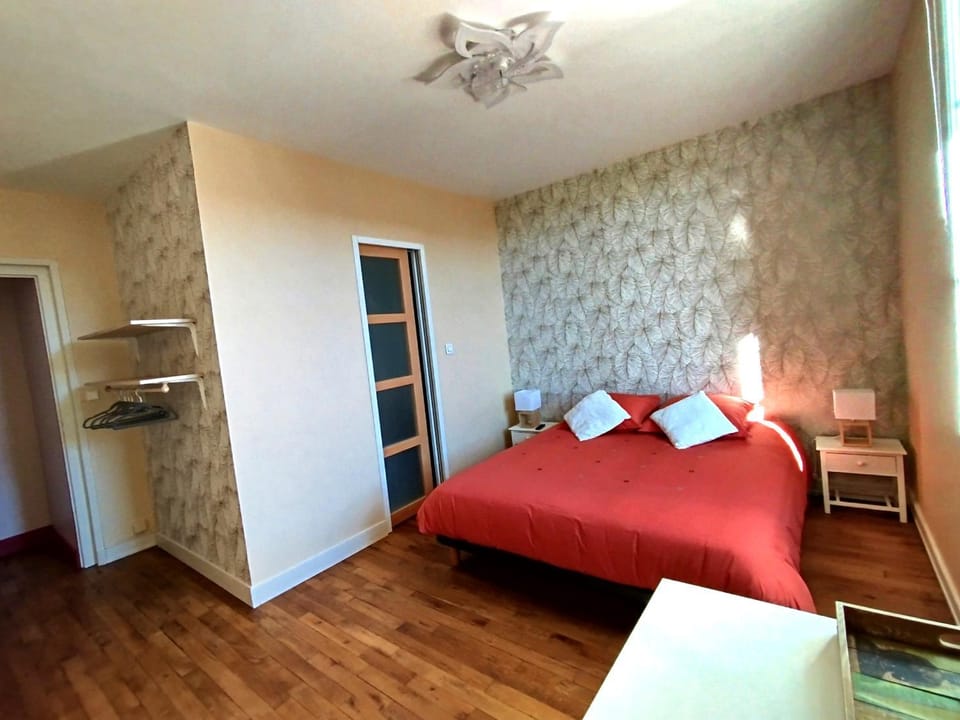 Photo of the whole room, Bedroom