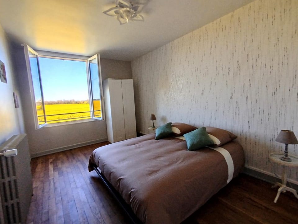 Photo of the whole room, Bedroom