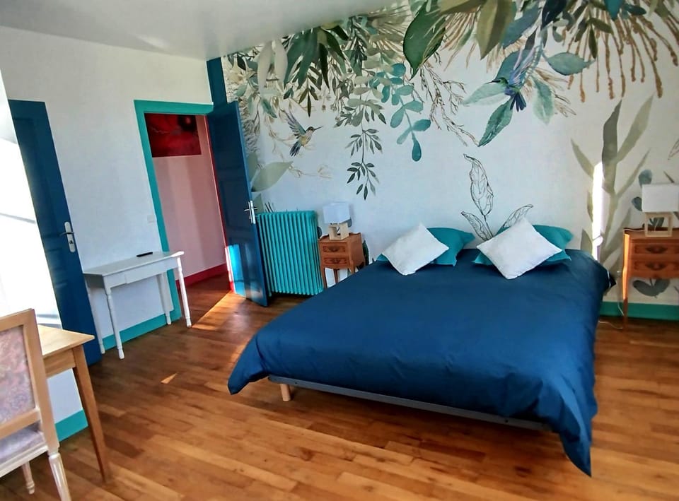 Photo of the whole room, Bedroom