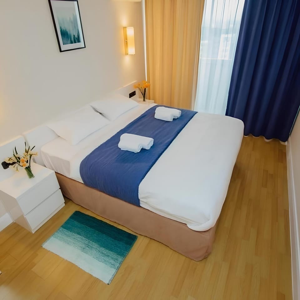 Bed, Photo of the whole room, Bedroom, towels
