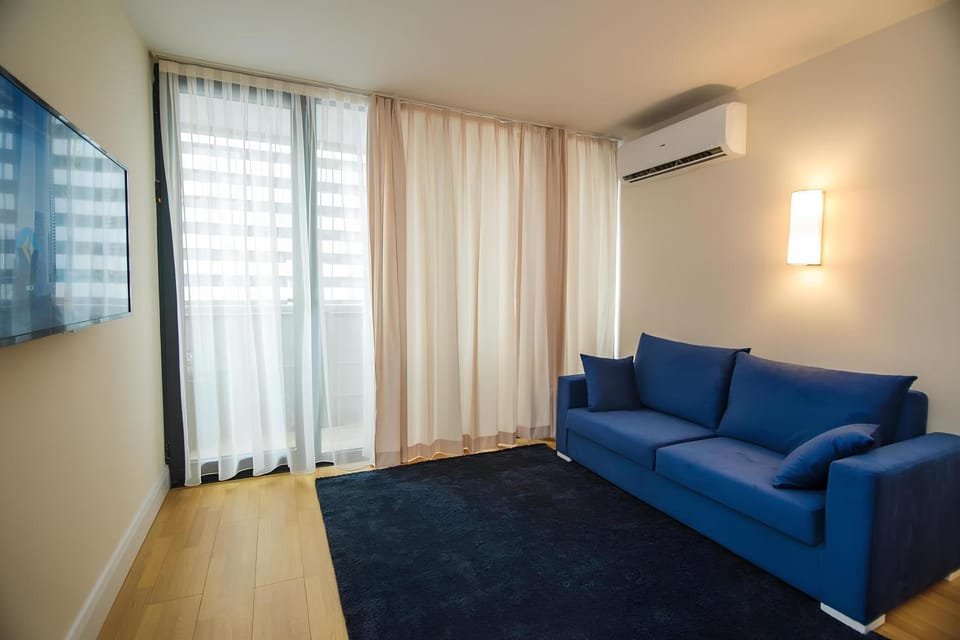 Communal lounge/ TV room, TV and multimedia, Living room, Seating area, Evening entertainment, air conditioner