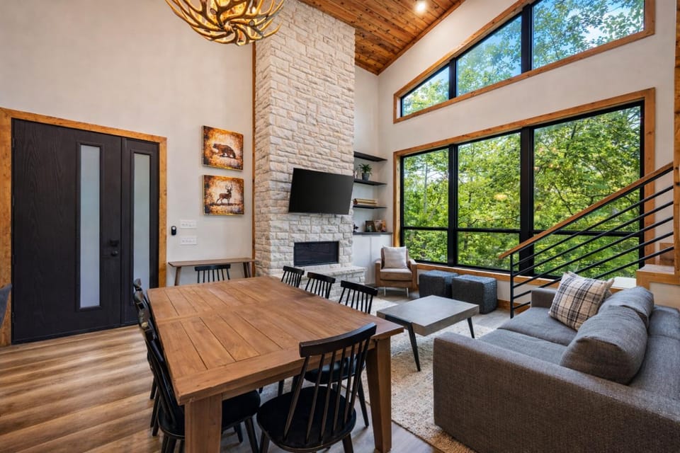 TV and multimedia, View (from property/room), Living room, Seating area, Dining area, fireplace