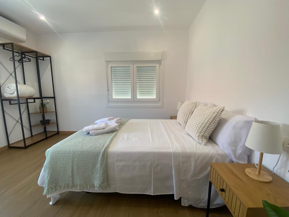 Bed, Photo of the whole room, towels, wardrobe