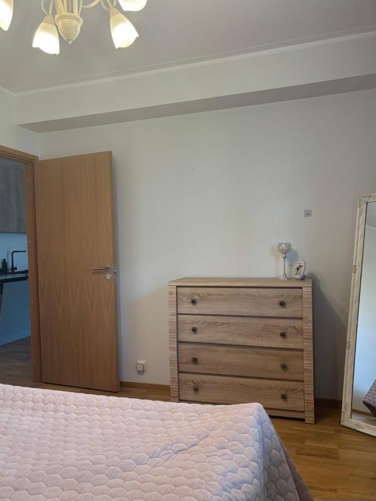 Photo of the whole room, Bedroom, wardrobe