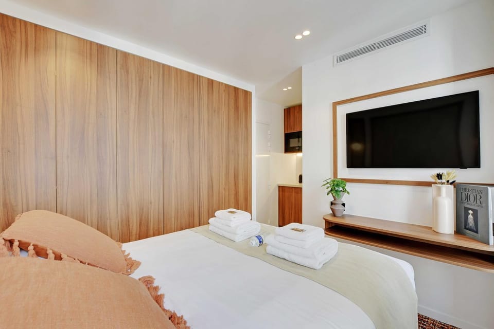 Bed, TV and multimedia, towels