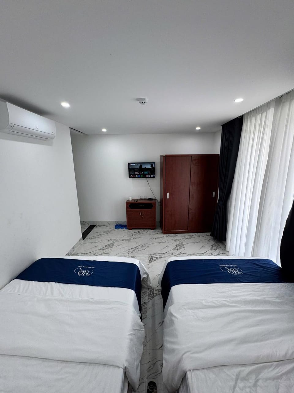 Bed, TV and multimedia, Photo of the whole room, Bedroom