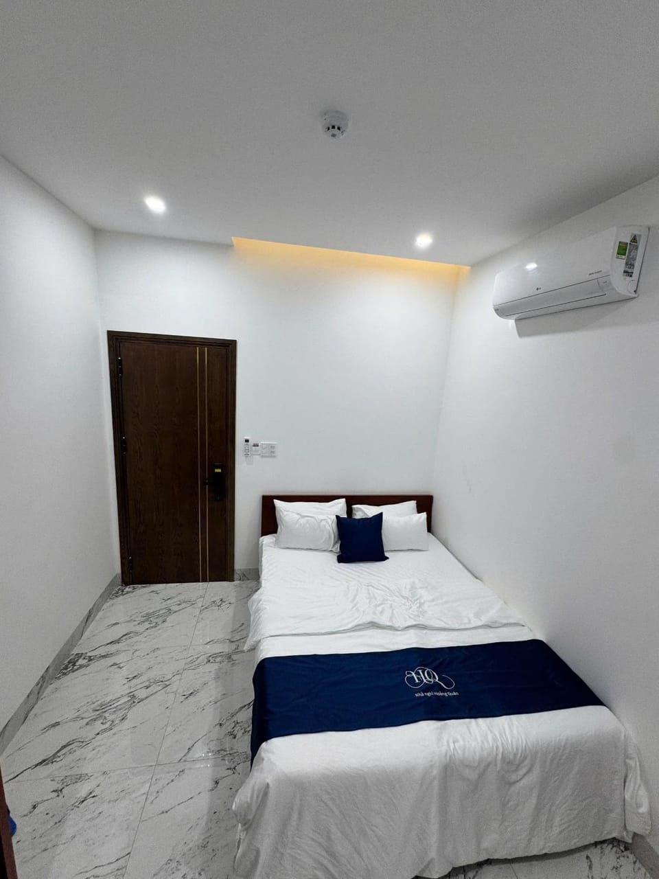 Bed, Photo of the whole room, Bedroom, air conditioner