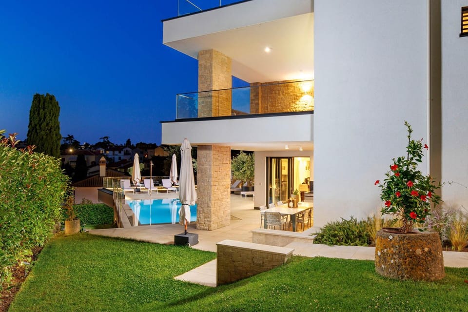 Property building, Patio, Night, Garden, Garden view, Pool view, Swimming pool, pet friendly, sunbed