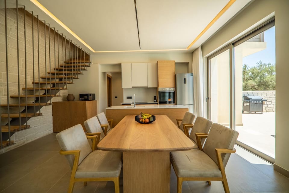 Kitchen or kitchenette, Dining area, oven