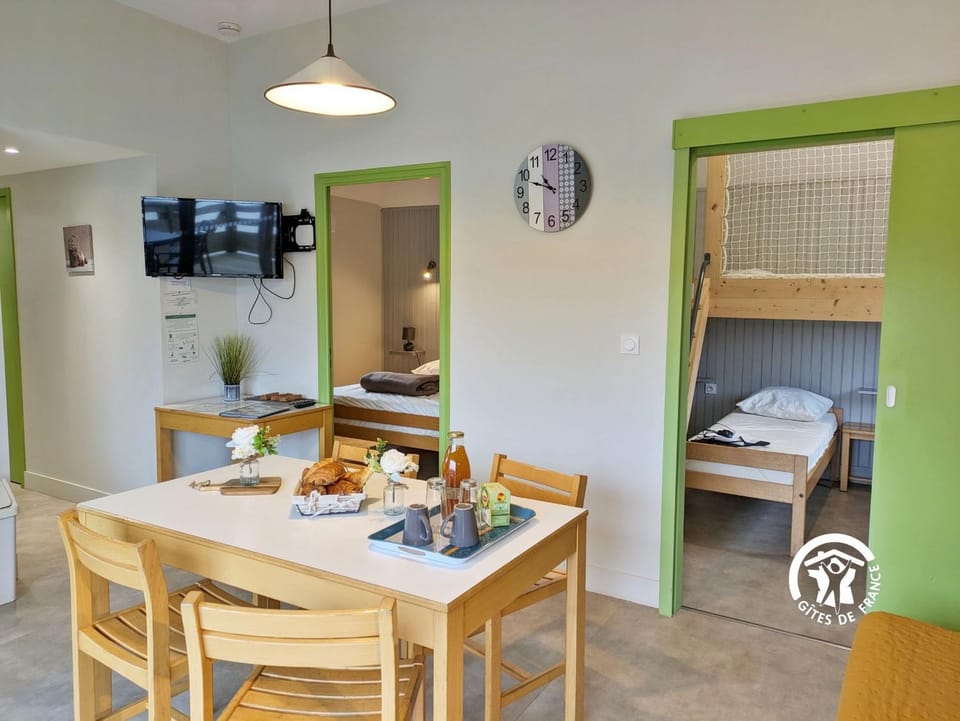 Kitchen or kitchenette, Living room, Seating area, Dining area