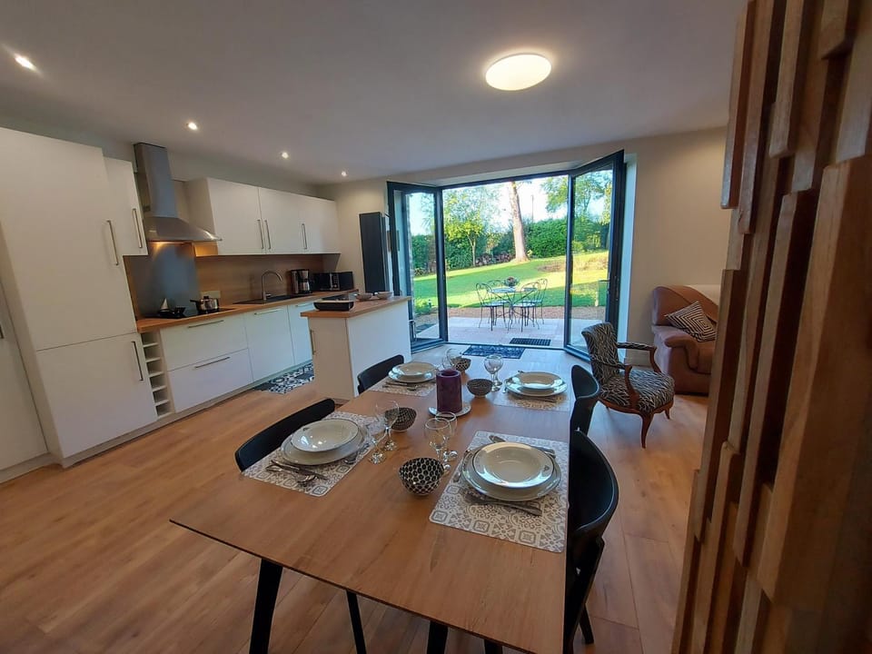 Kitchen or kitchenette, Dining area