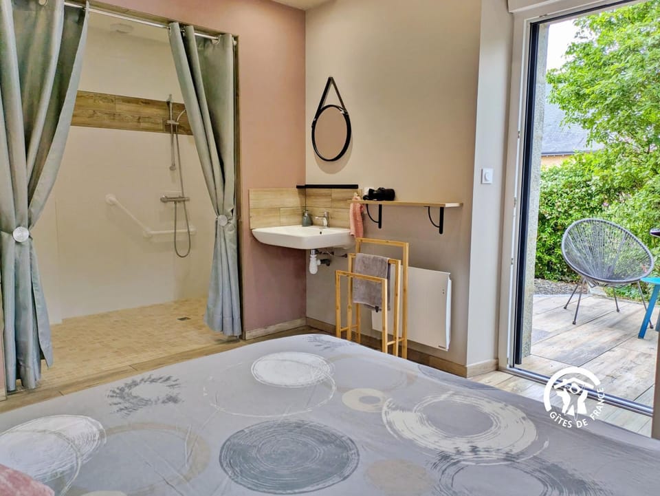 Shower, Balcony/Terrace, Photo of the whole room, Bedroom