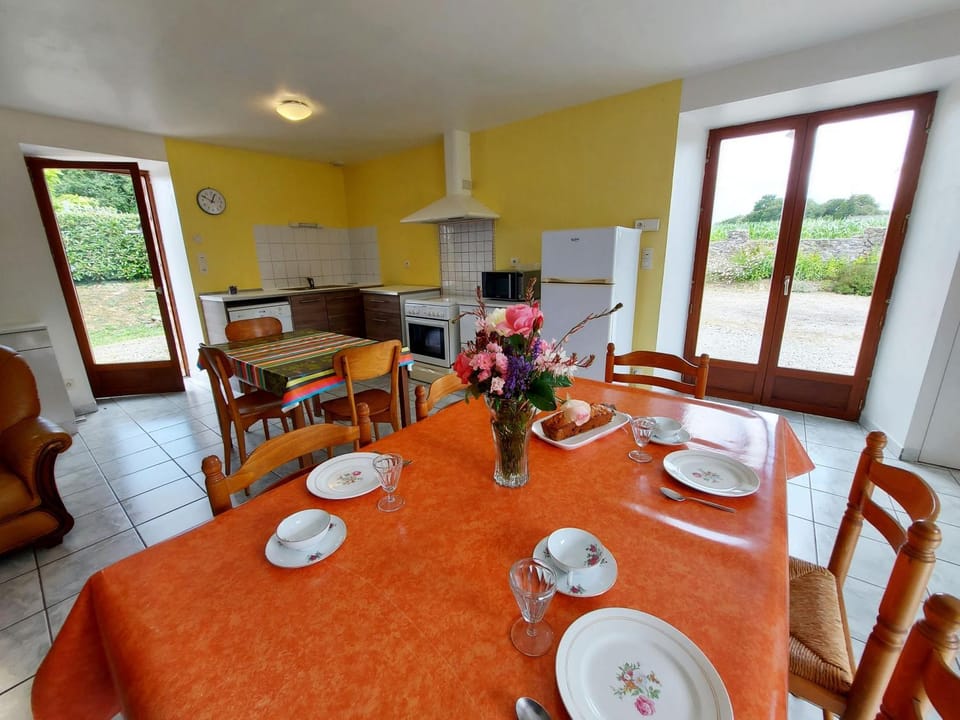 Kitchen or kitchenette, Dining area