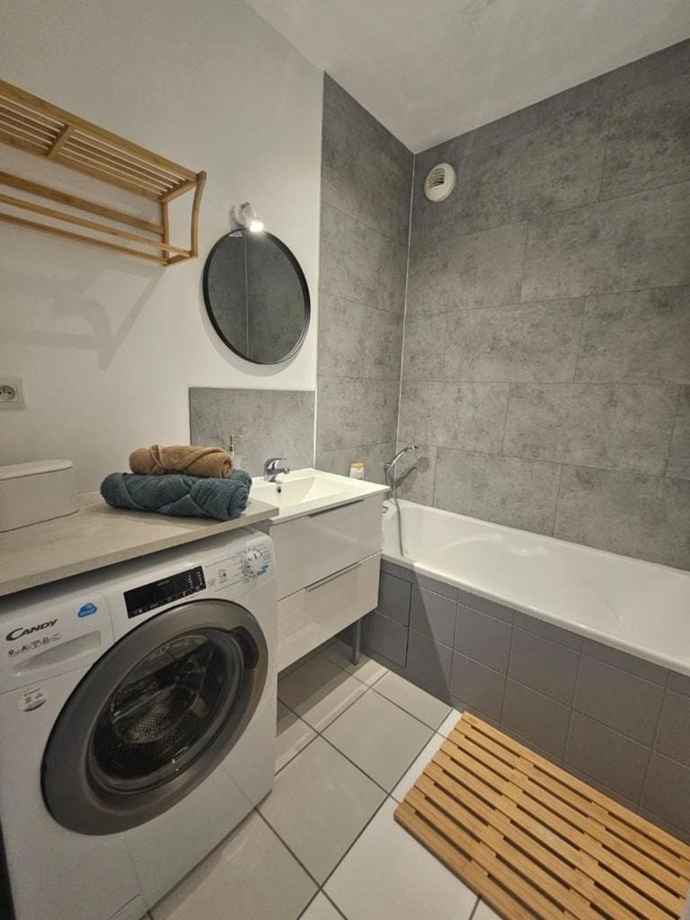 Bathroom, Bath, towels, washing machine