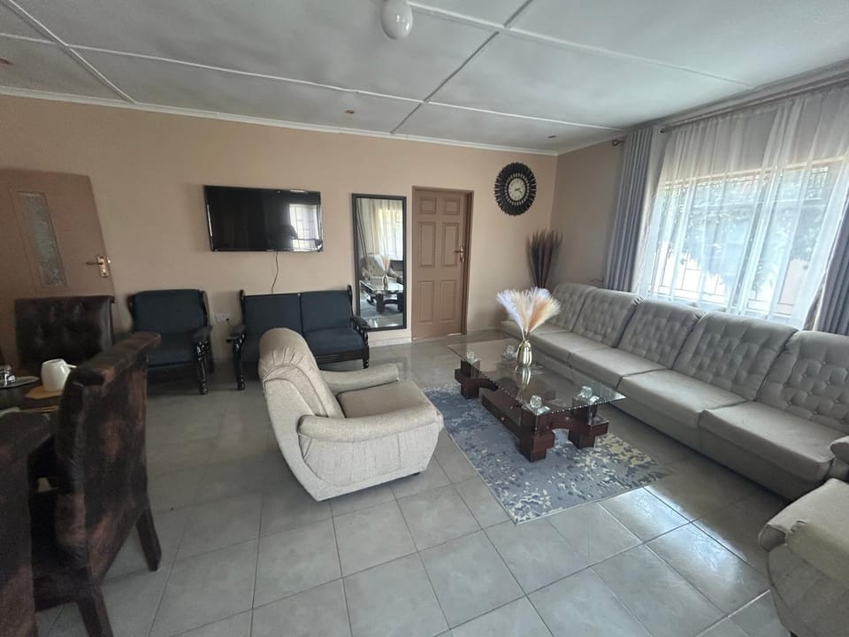 Communal lounge/ TV room, TV and multimedia, Living room, Seating area, Evening entertainment
