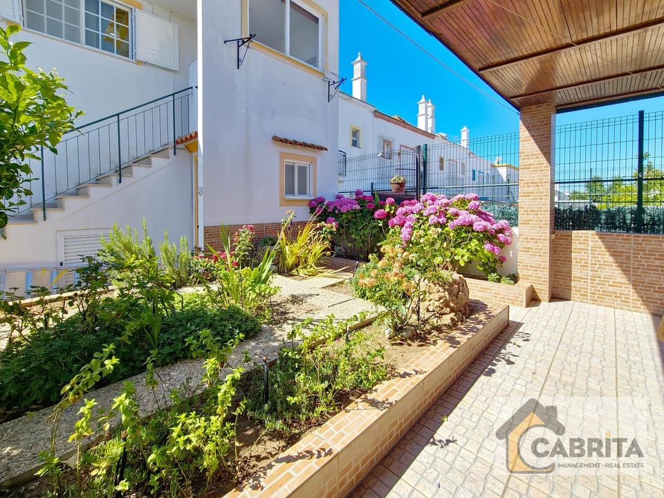 Property building, Garden, Balcony/Terrace