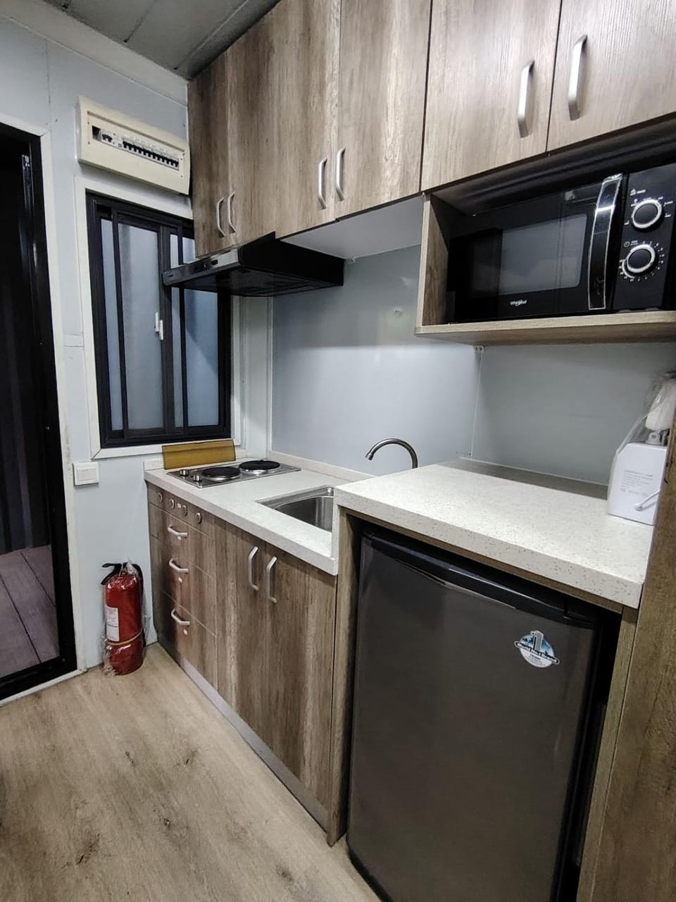 Kitchen or kitchenette, minibar, stove