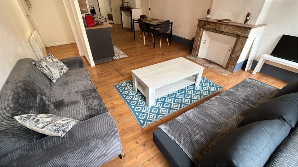 TV and multimedia, Kitchen or kitchenette, Living room, Seating area, Dining area