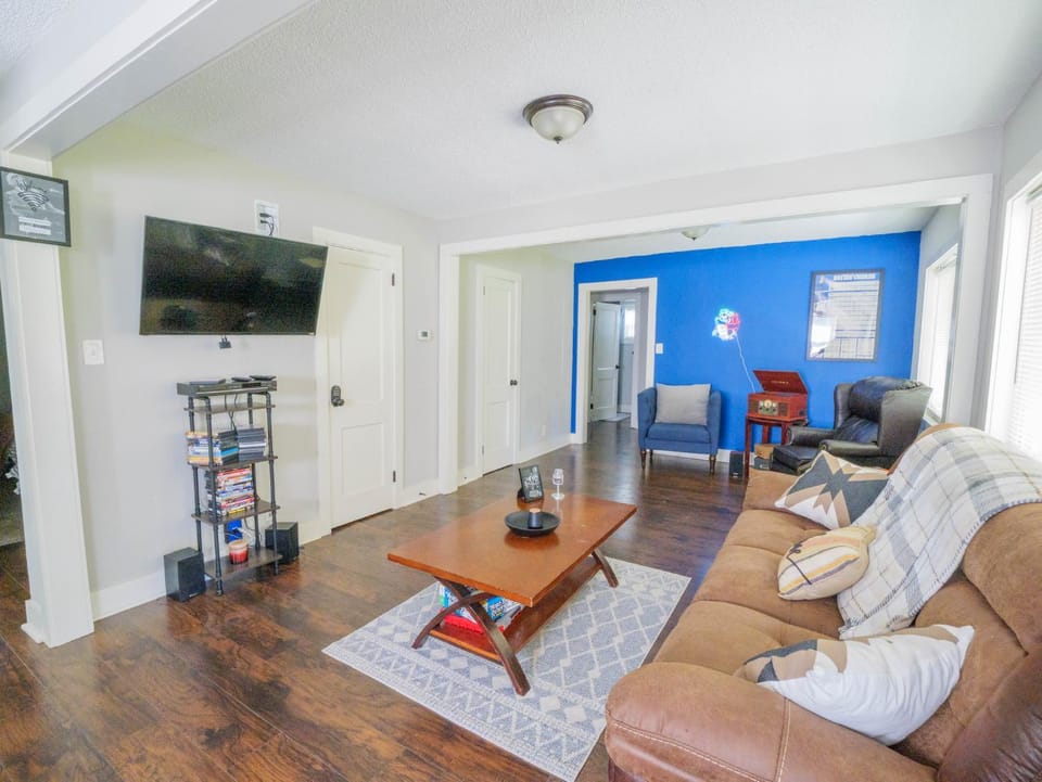 Communal lounge/ TV room, TV and multimedia, Living room, Seating area, Evening entertainment
