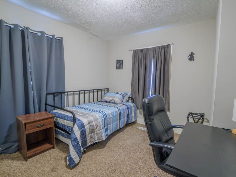 Bed, Photo of the whole room, Bedroom